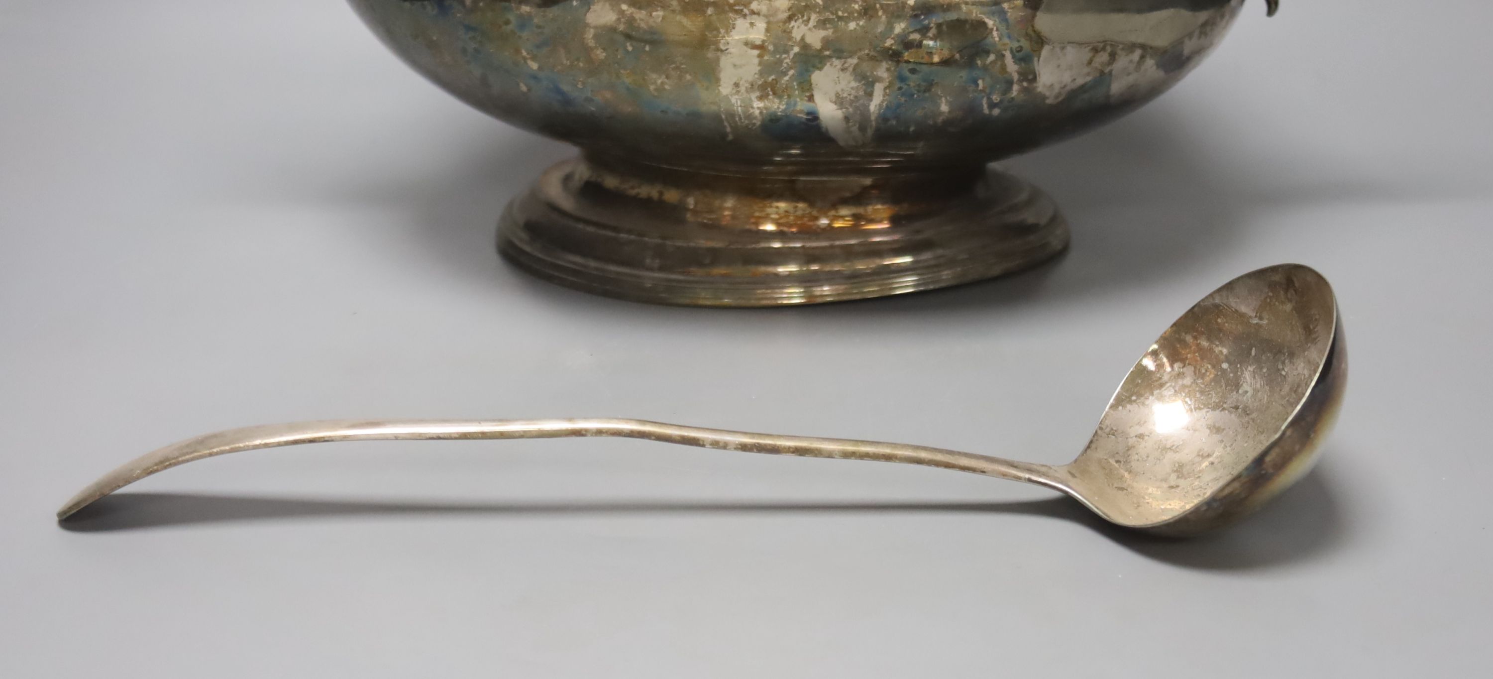 An Elkingtons silver plated soup tureen, 42 x 25cm, 18cm high, and an associated soup ladle